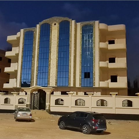 واجهة كيرتن وول لعمارة سكنية ليلاً