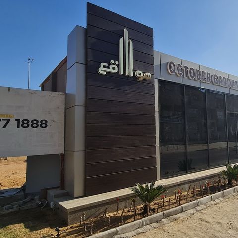 واجهة زجاجية لمول تجاري