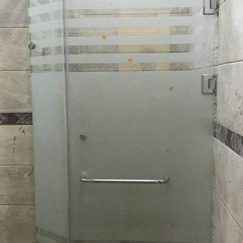 كابينة استحمام بزاوية وزجاج مصنفر