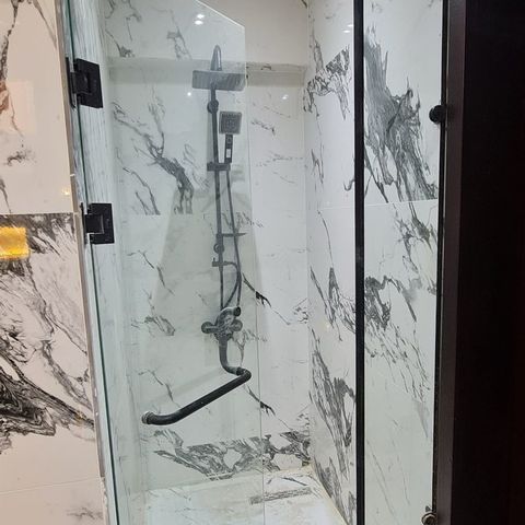كابينة استحمام بإكسسوارات سوداء
